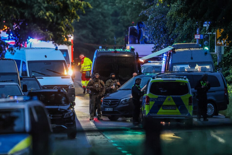 Ein Spezialeinsatzkommando (SEK) ist bei einer Bedrohungslage im Einsatz.