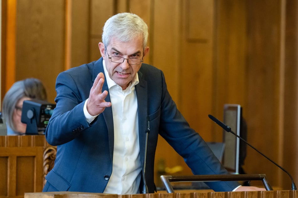 Volkmar Zschocke (57, Grüne) betont, wie wichtig der Brandschutz ist.