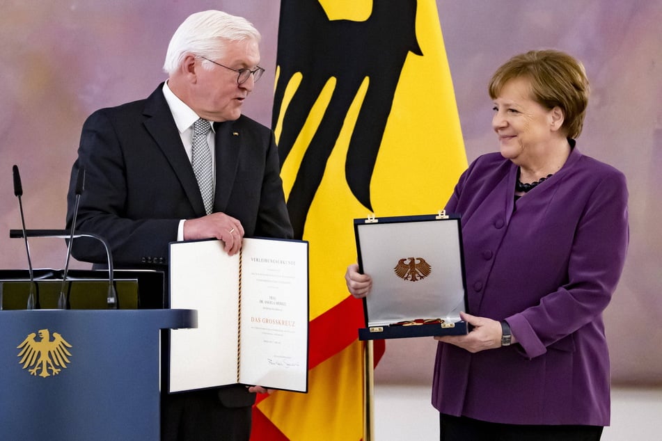 Bundespräsident Frank-Walter Steinmeier (67, SPD) verlieh das Großkreuz in besonderer Ausführung an Ex-Bundeskanzlerin Angela Merkel (68, CDU).