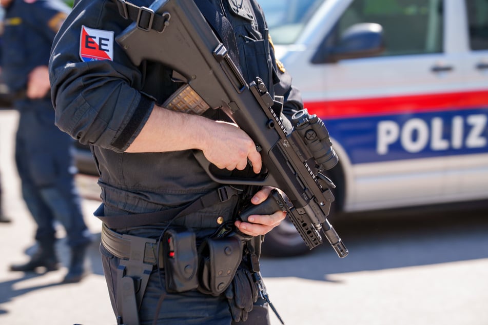 Ein Polizist hält in der Nähe des Tatorts Wache.