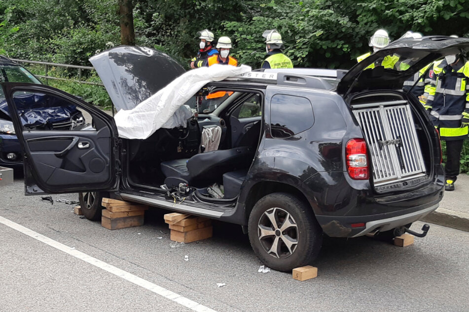 Der Dacia wurde zur Rettung seitlich aufgeschnitten.