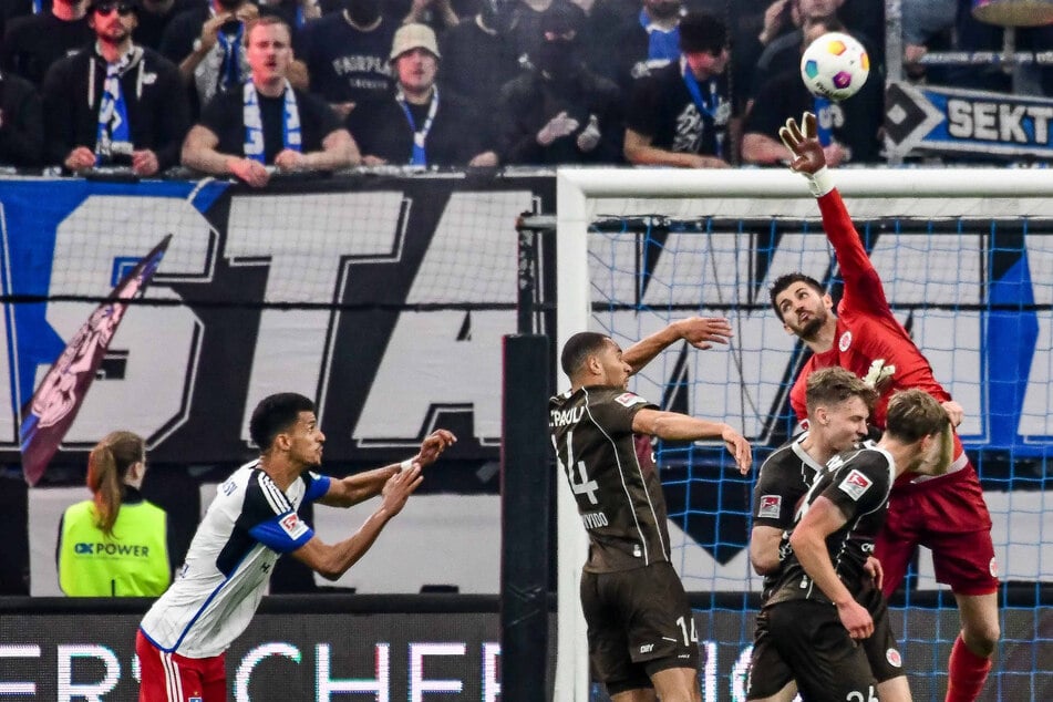 St.-Pauli-Keeper Nikola Vasilj (28, r.) sprang kurz vor Spielende unter einer Ecke hindurch und ermöglichte so HSV-Stürmer Robert Glatzel (30, l.) den Siegtreffer.