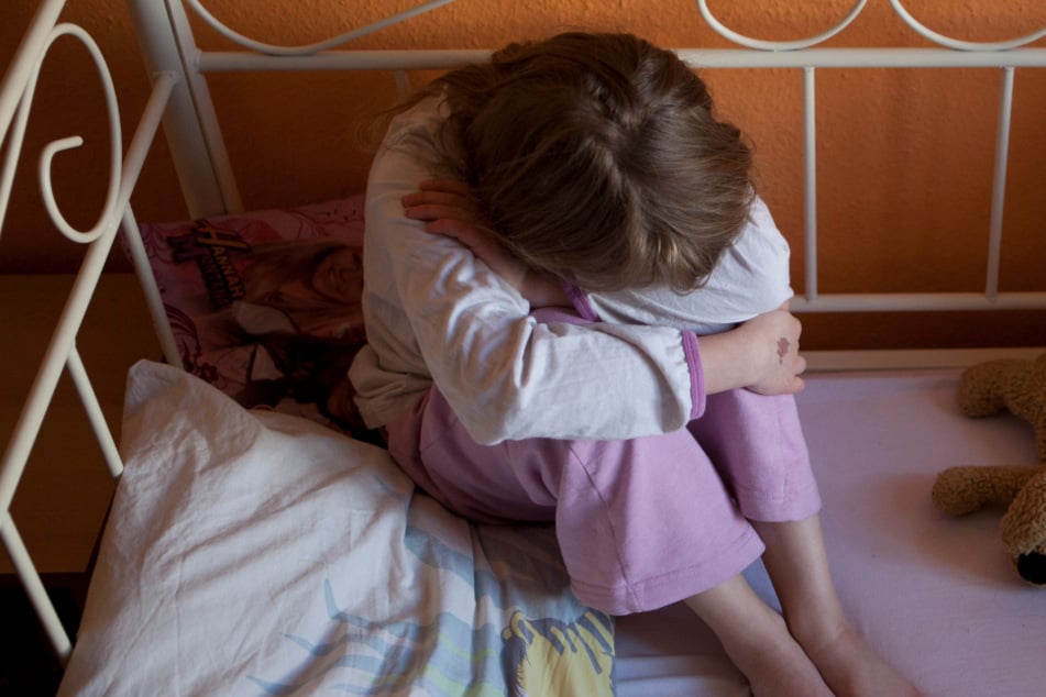 Die Kontaktbeschränkungen sind eine enorme Belastung - gerade für Kinder und Jugendliche. (Symbolbild)