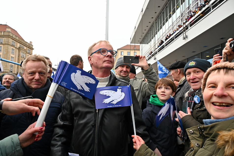 Auch der umstrittene Komiker Uwe Steimle (59) wollte in Dresden zum Frieden aufrufen, damit lockte er aber auch zahlreiche Demo-Teilnehmer mit fragwürdigen Ansichten an.