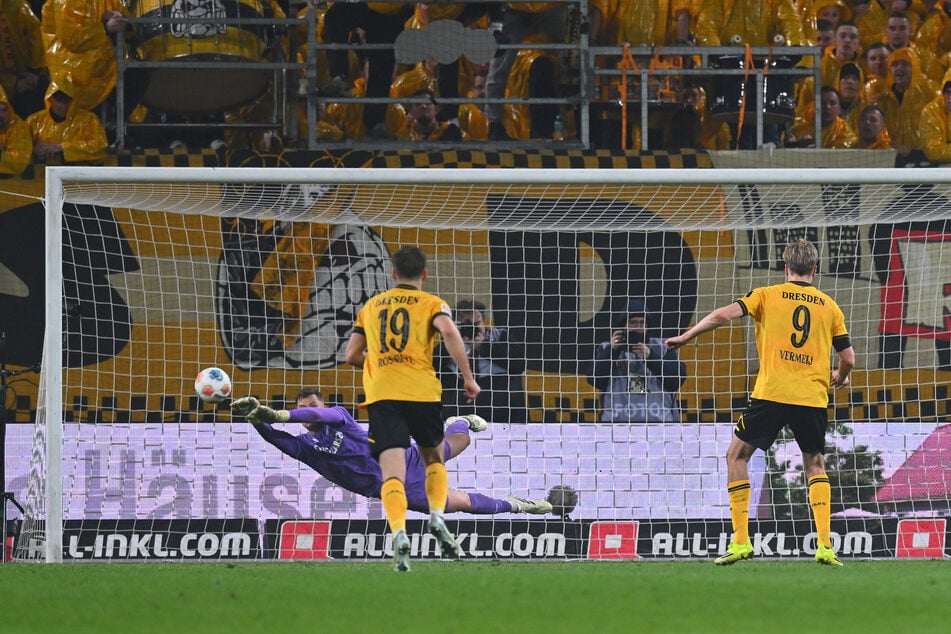 Tjark Ernst hält den Elfmeter von Vincent Vermeij.