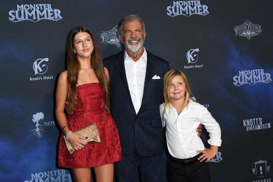 Insgesamt hat Mel Gibson (69) neun Kinder - darunter Lucia (16, l.), die gemeinsame Tochter mit Oksana Grigorieva (55), und sein jüngster Sohn Lars (8, r.).