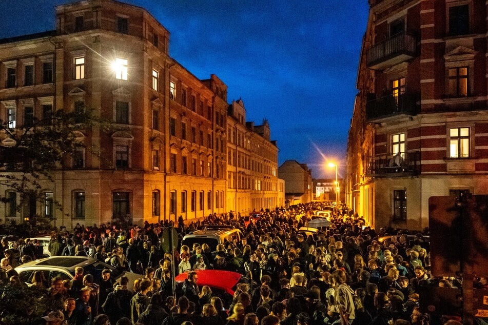 Die Straßen am Park der Opfer des Faschismus waren voller Menschen. Rettungskräfte hätten es schwer gehabt durchzukommen.