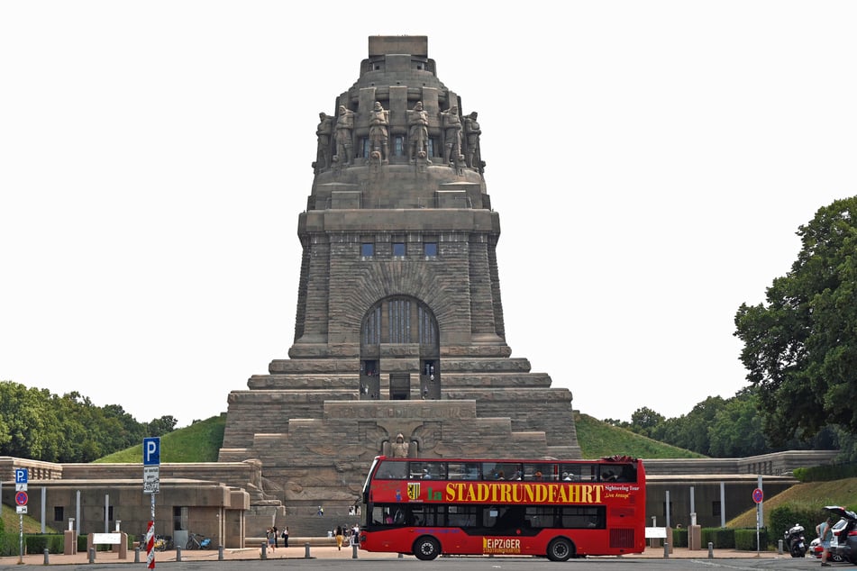 Ein roter Stadtrundfahrt-Bus steht vor dem Völkerschlachtdenkmal. Vorerst wird dies der Vergangenheit angehören.