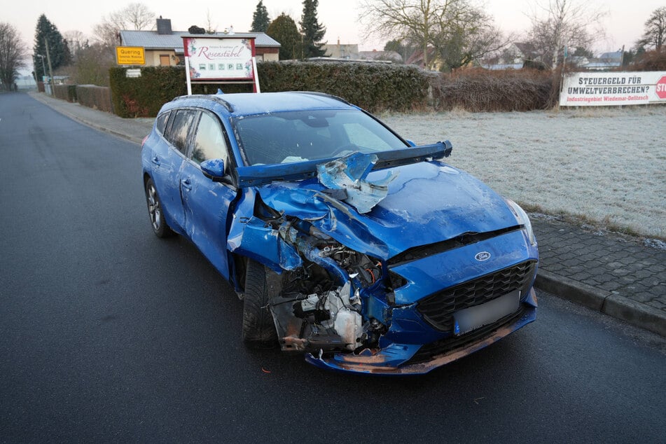 Ein blauer Ford wurde bei dem Unfall schwer beschädigt.