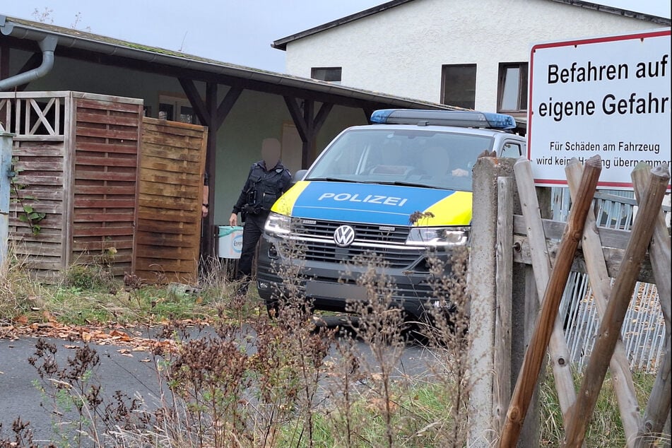 Die Polizei im Einsatz auf dem Gelände der ehemaligen Jugendherberge.