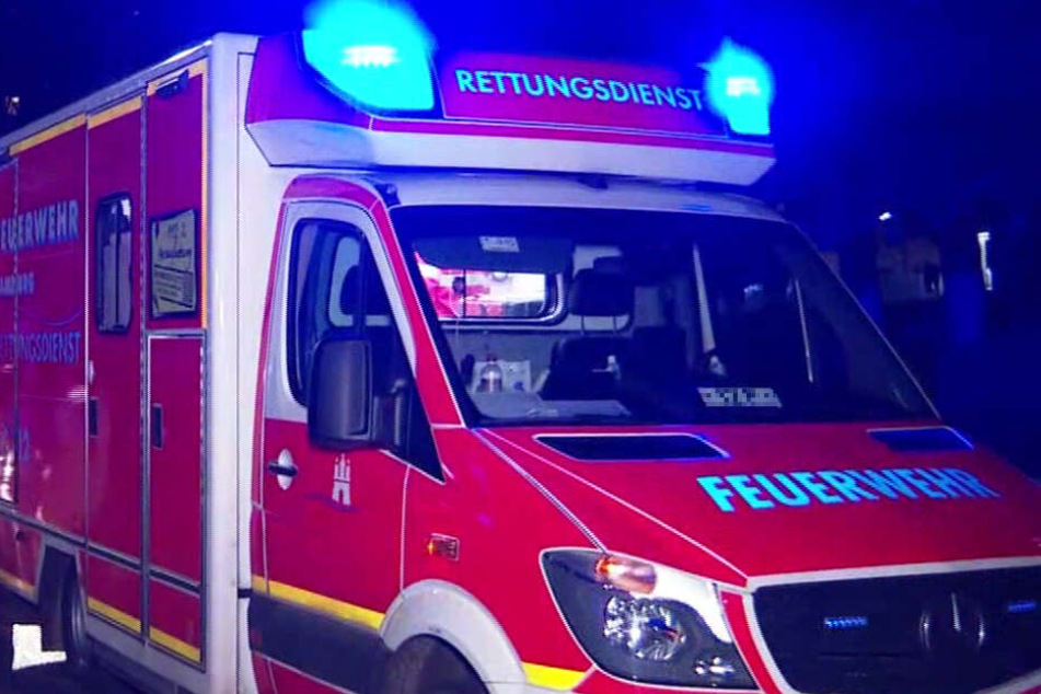 Ein Rettungswagen ist im Einsatz. (Symbolbild)