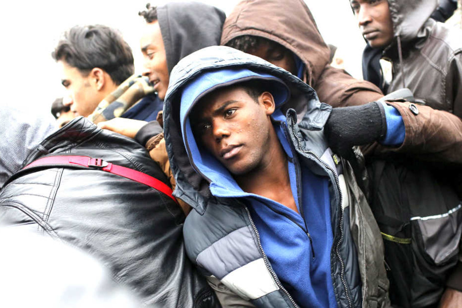 Derzeit sind noch immer 400 bis 600 Migranten in der Hoffnung, den Ärmelkanal nach Großbritannien zu überqueren in Calais vor Ort.