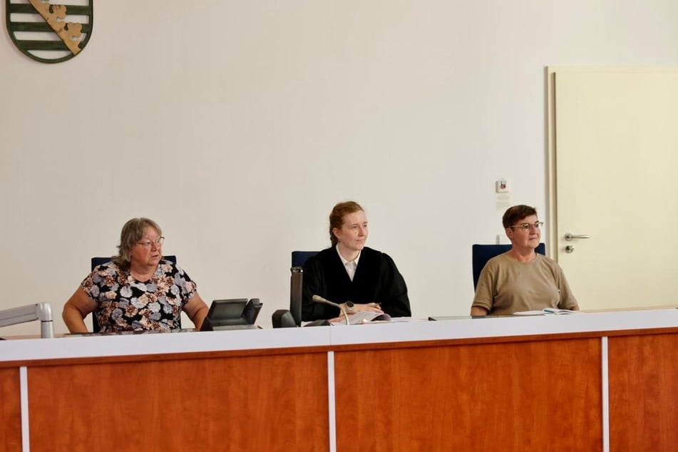 Die Vorsitzende Richterin Sabrina Coester (Mitte) ließ zum Prozessbeginn die Aussagen von Susann D. und einer Freundin der Geschädigten hören. Kommenden Mittwoch soll der Prozess fortgesetzt werden.