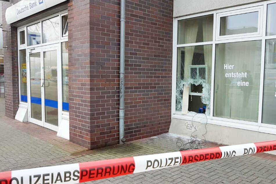 Glücklicherweise steht das Gebäude in der Essener Straße sonst leer, sodass niemand verletzt wurde.