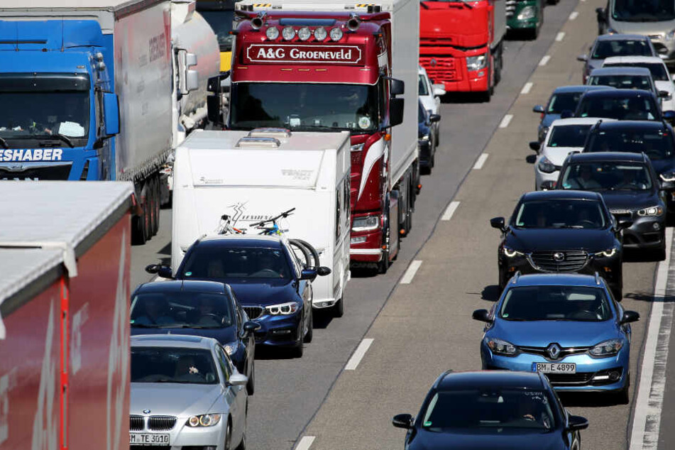 A4 in Richtung Dresden nach Unfall voll gesperrt! Lkw krachen ineinander