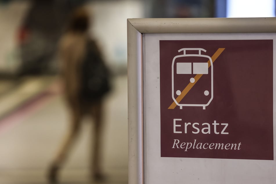 Person fällt ins Gleis und stirbt: Bahnstrecke zwischen Duisburg und Düsseldorf gesperrt
