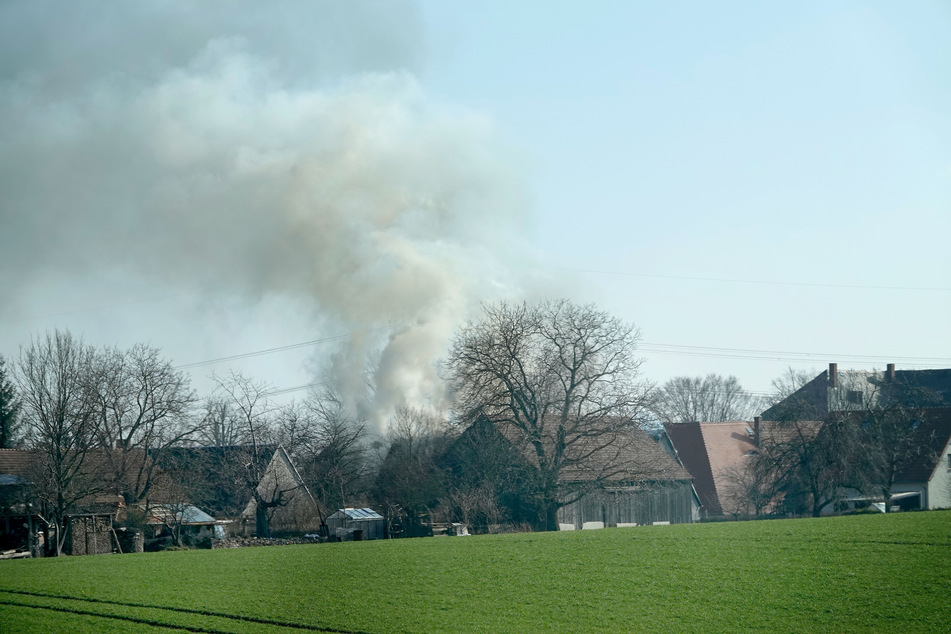 Rauchwolke über Wohngebiet: Flammen greifen auf Einfamilienhaus über