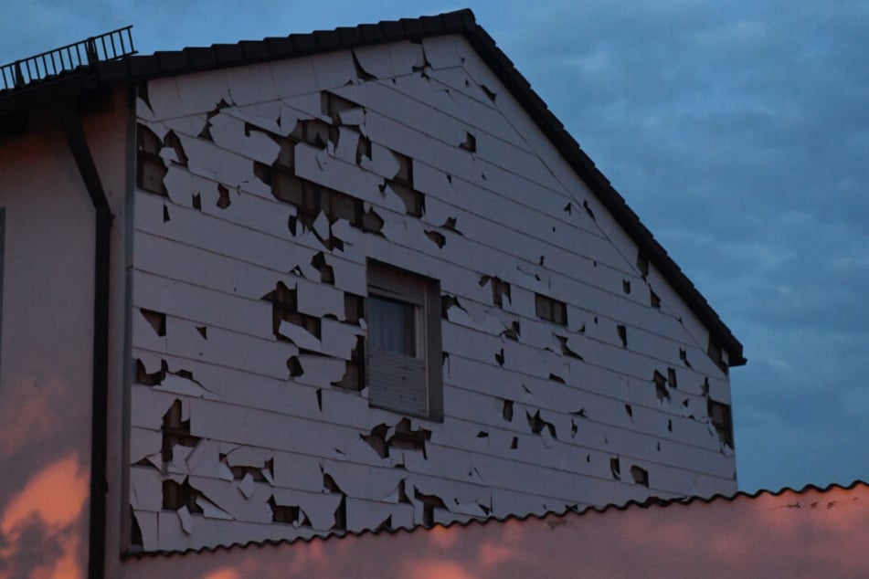 Eine Hauswand in Germering, die durch die riesigen Hagelkörner stark beschädigt wurde.