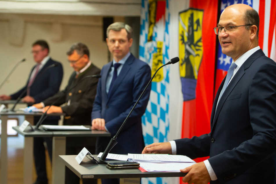 Albert Füracker (CSU, r.), Finanzminister von Bayern, spricht auf der Pressekonferenz in Vilseck.
