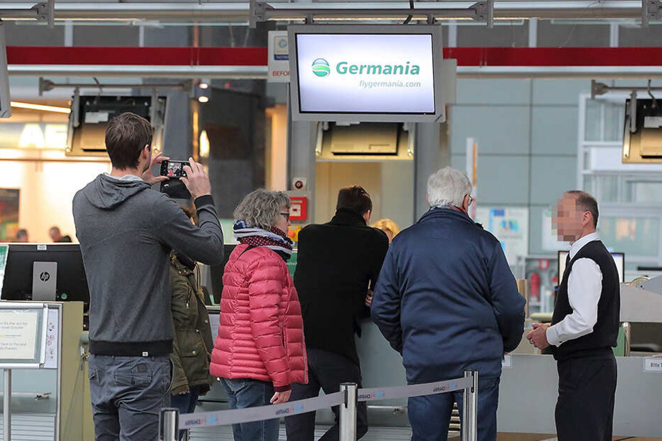 Am Germania-Schalter versuchten Mitarbeiter die Reisenden zu beruhigen.