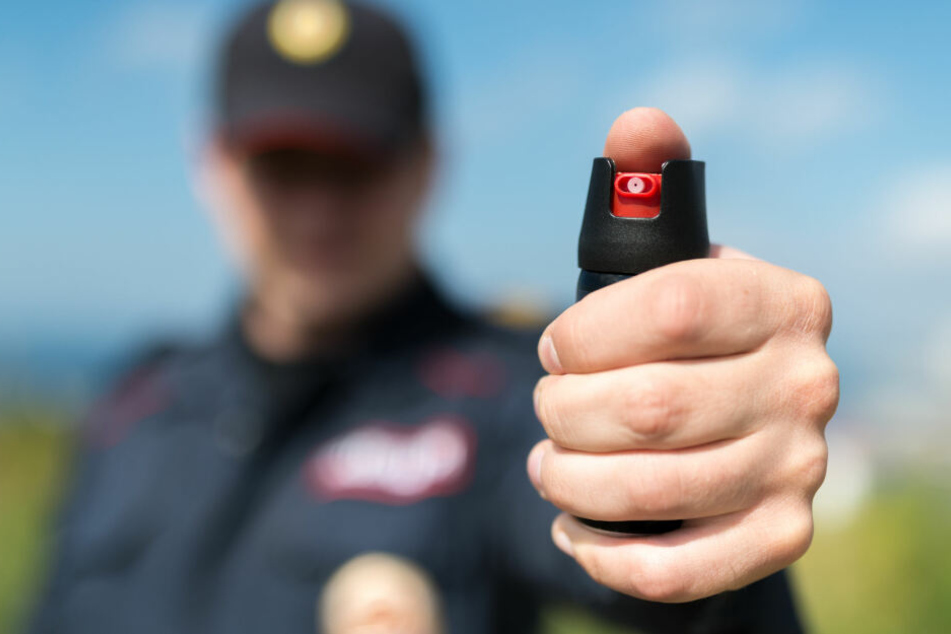 Die Polizisten brachten den jungen Mann mit Pfefferspray unter Kontrolle. (Symbolbild)