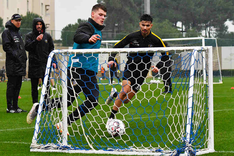 Talente unter sich! Kevin Ehlers (l,.) hat hier den Ball vor Osman Atilgan.