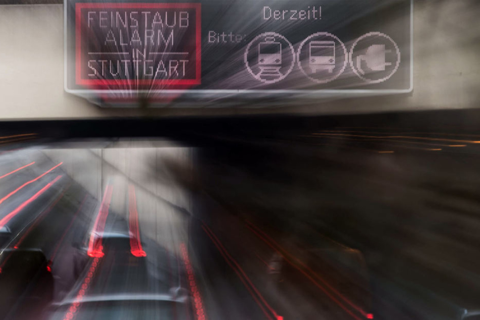 Eine Leuchttafel weist in Stuttgart auf Feinstaubalarm hin. (Archivbild)
