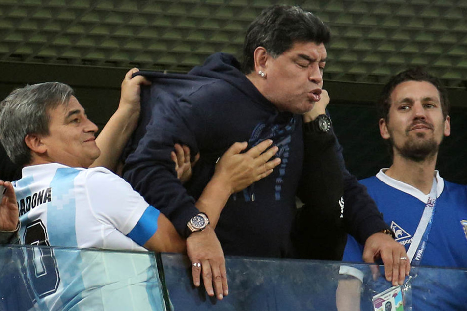 Diego Maradona (57) sorgte während der Partie zwischen Nigeria und Argentinien für ein trauriges Schauspiel auf der Tribüne.