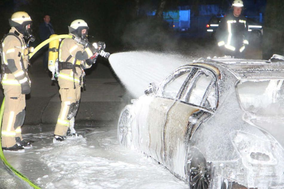 Die Einsatzkräfte löschen den Brand.
