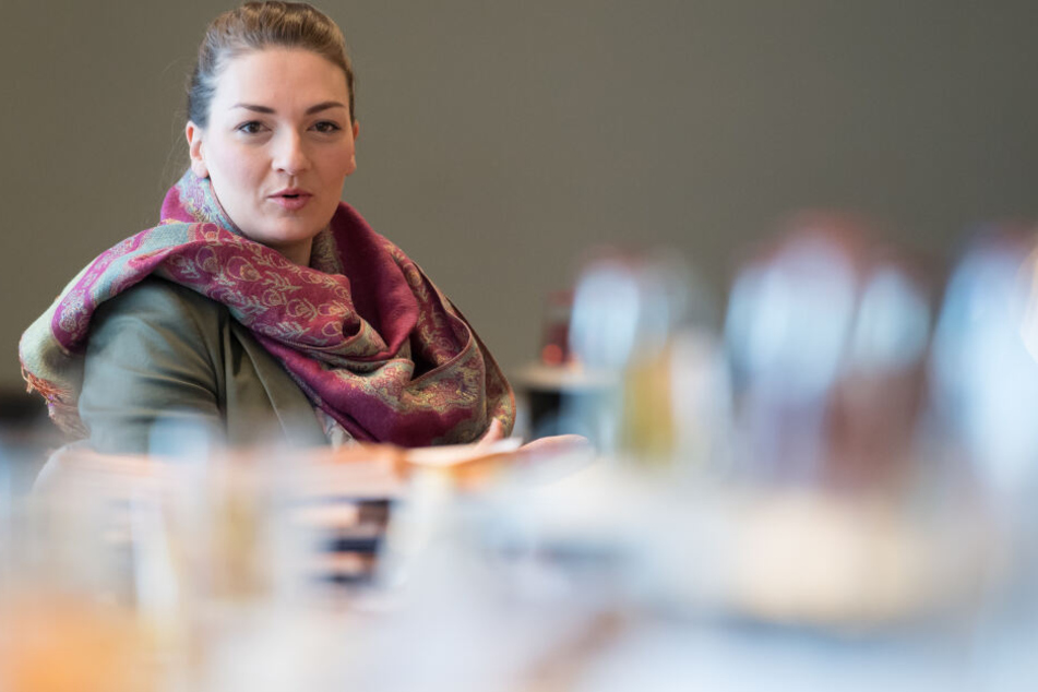 Judith Gerlach (CSU), Ministerin für Digitales von Bayern, sitzt vor Beginn einer Kabinettssitzung in der bayerischen Staatskanzlei auf ihrem Platz.
