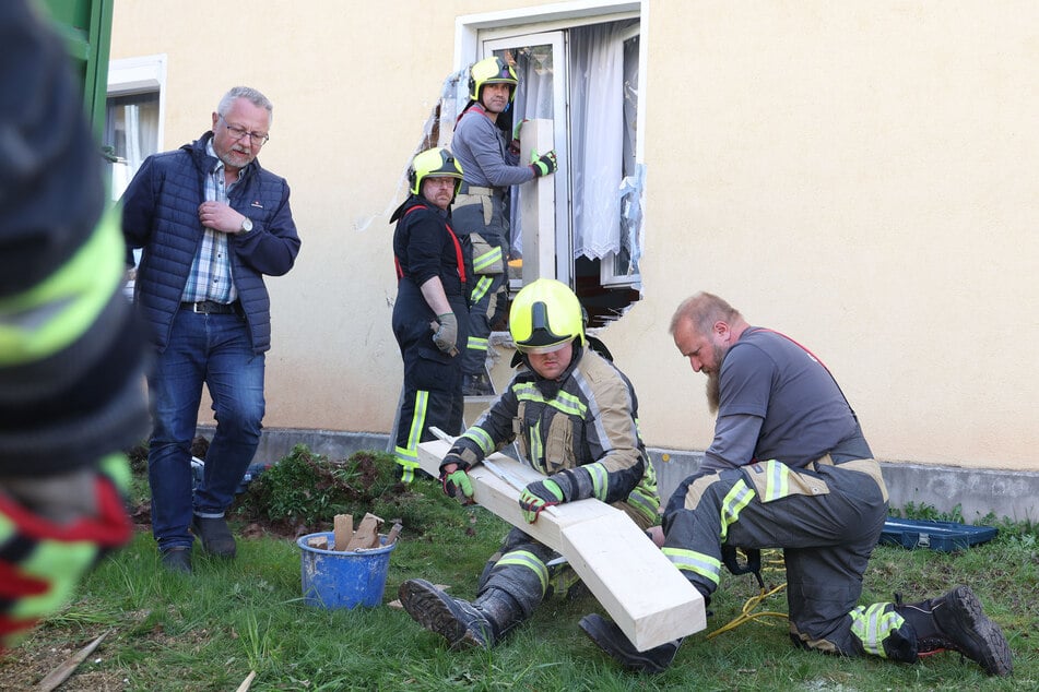 Kameraden der Freiwilligen Feuerwehr bereiten das Abstützen des Loches vor.