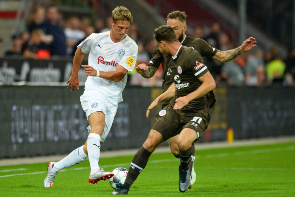 Lion Lauberbach (l., hier gegen St. Pauli) stürmt in der 2. Liga für Holstein Kiel.