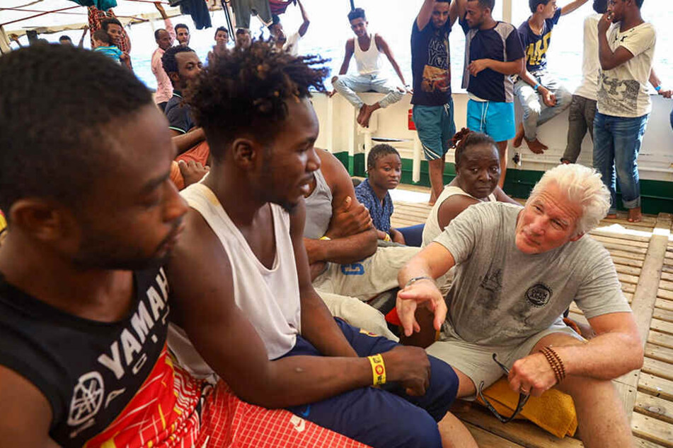 Das Rettungsschiff ist mit 121 Migranten an Bord seit einer Woche im Mittelmeer unterwegs und wartet auf einen sicheren Hafen, nachdem ihm das Anlegen durch Italien und Malta verweigert wurde.