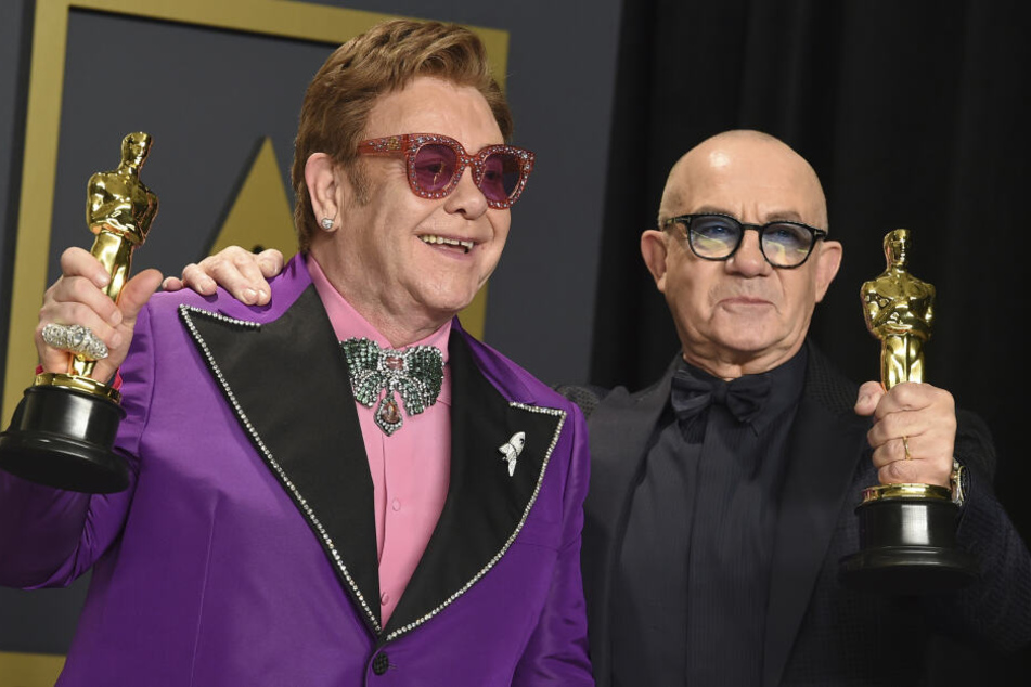 Elton John (72) und Bernie Taupin (69) mit ihren Oscar für das beste Originallied. Sie wurden für den Song "(I'm Gonna) Love Me Again" aus dem Film "Rocketman" ausgezeichnet.