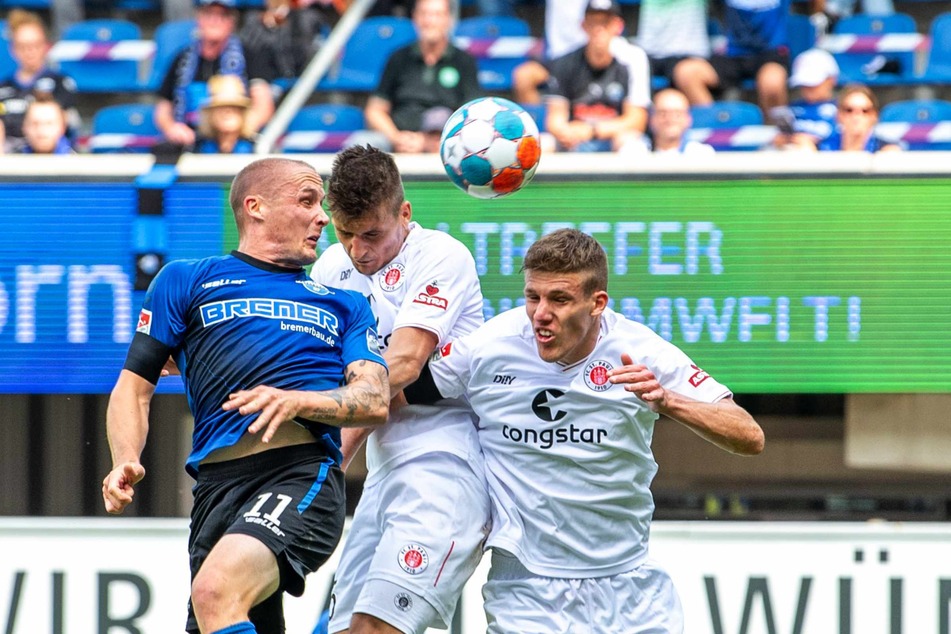 Adam Dzwigala (25, Mitte) steigt hoch und köpft den Ball ins eigene Tor.