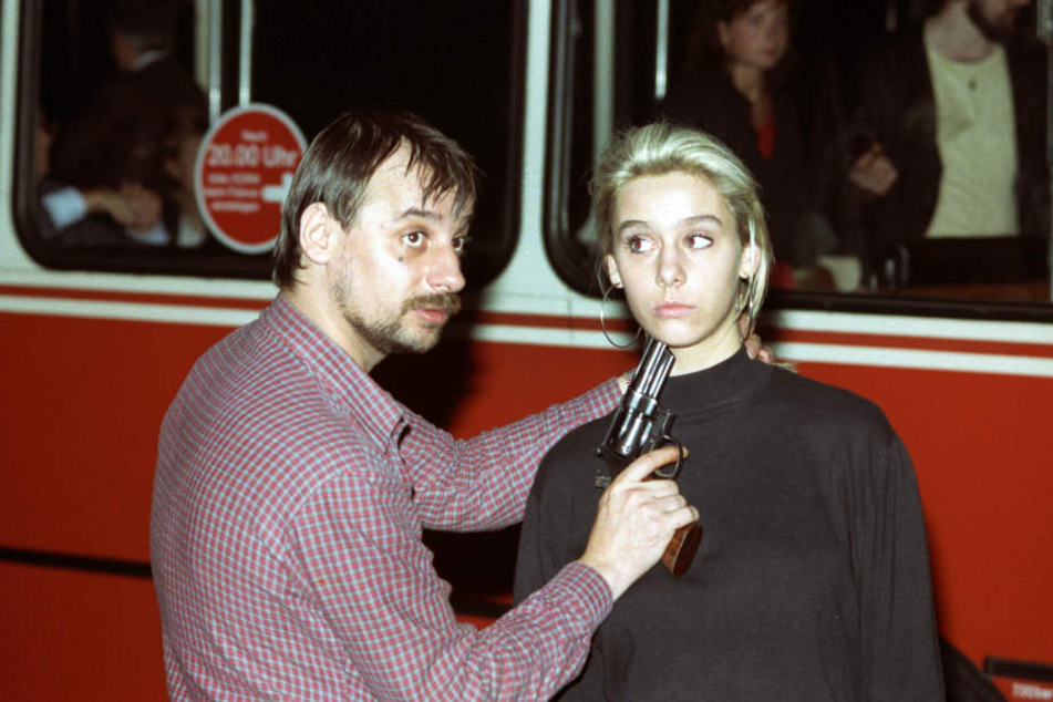 Der Entführer Dieter Degowski bedroht die Geisel Silke Bischoff am 17. August 1988 an der Raststelle Grundbergsee mit einer Waffe.