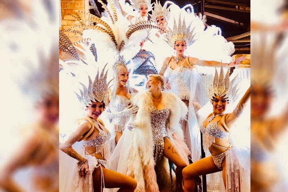 Ist nicht zu übersehen: Melanie (Mitte) hat viel Spaß im Glitzerkostüm von und mit Zoras Revue-Ensemble.