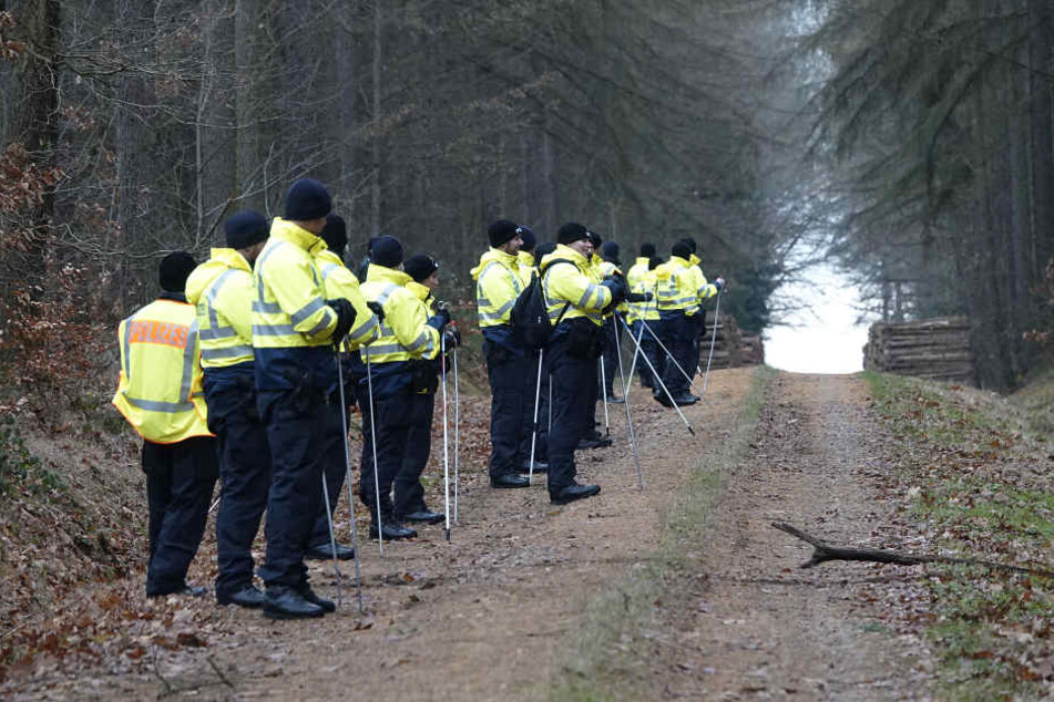 Auch am Mittwoch wird die Suche mit dutzenden Einsatzkräften fortgesetzt.
