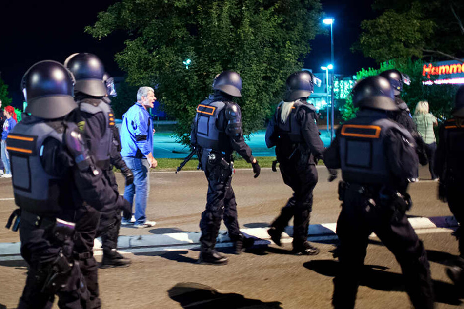 Vor einer Notunterkunft für Flüchtlinge in Heidenau kam es im August 2015 zu Ausschreitungen.