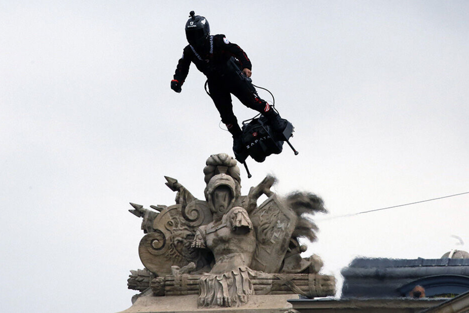 Showtime in Paris! Franky Zapata sorgte mit seiner kleinen fliegenden Plattform für großes Aufsehen.