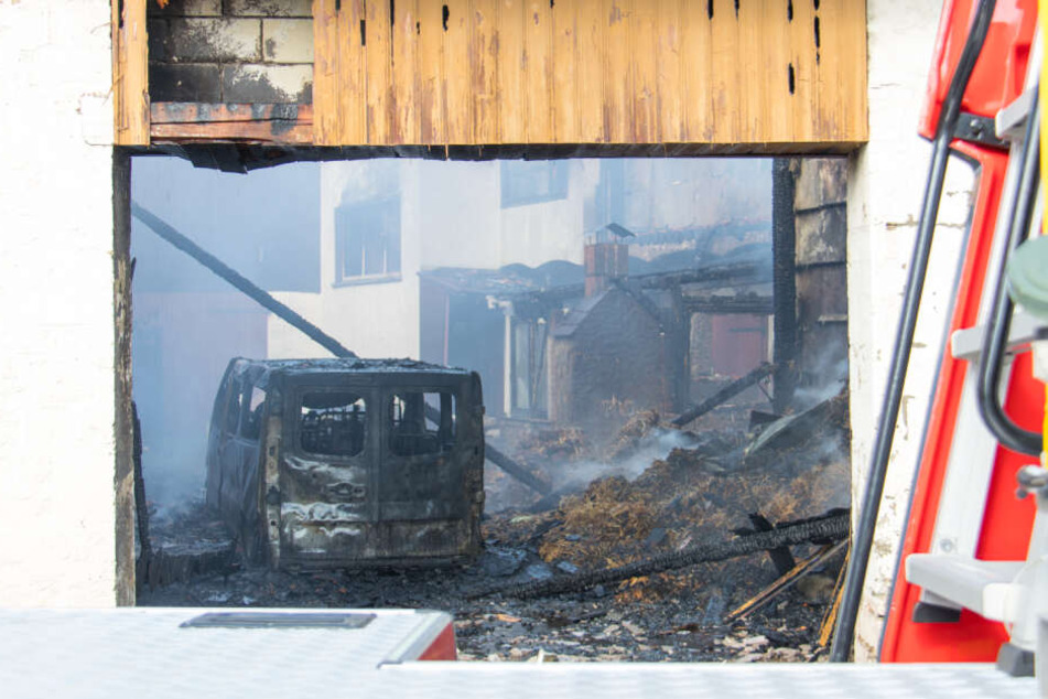 Das Auto brannte völlig aus, danach griffen die Flammen auf das Wohnhaus über.