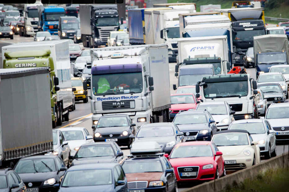 Achtung, großer Stau auf A3 zwischen Kreuz Bonn/Siegburg und Köln