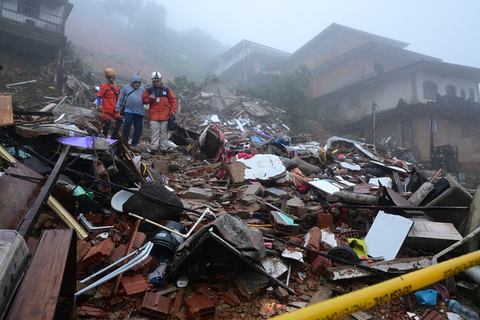 Rettungskräfte suchen unter den Trümmern noch immer nach Überlebenden.