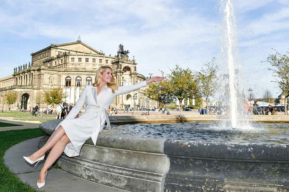 Judith Rakers am Springbrunnen vor der Semperoper in Dresden.