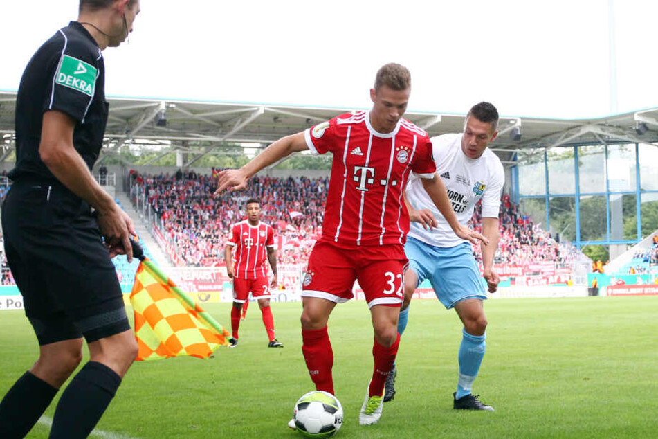 Joshua Kimmich (l.) und Daniel Frahn im Zweikampf.
