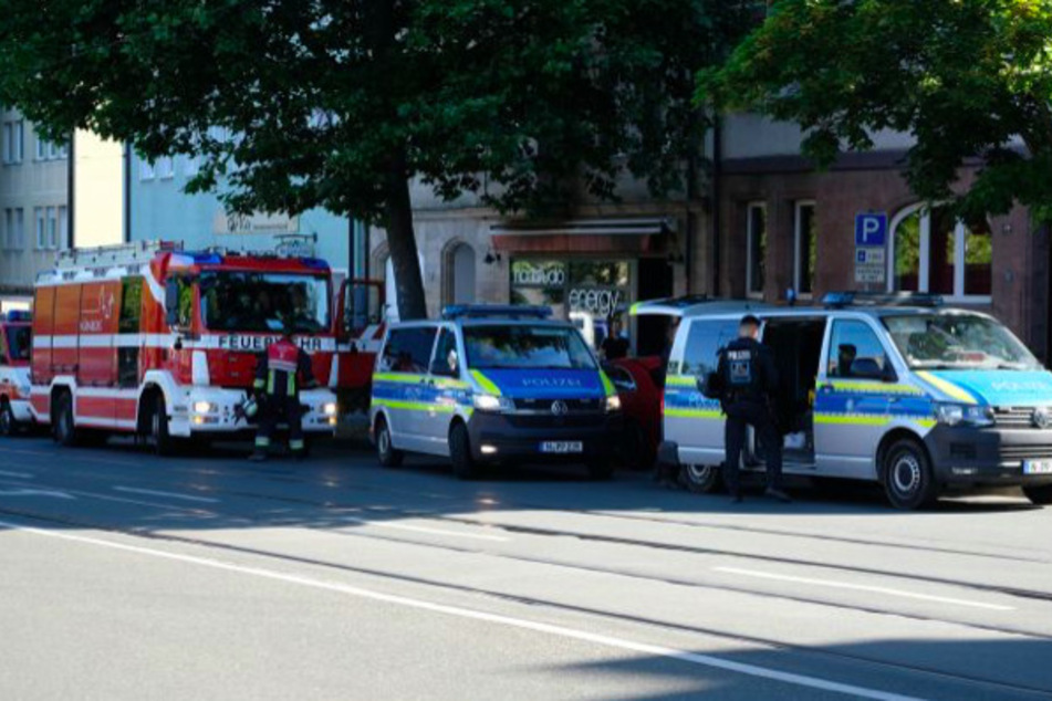 Feuerwehr und Polizei waren mit zahlreichen Einsatzkräften in der Nürnberger Südstadt unterwegs.