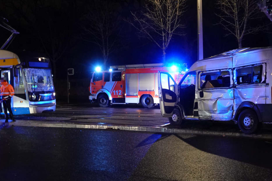 Sowohl die linke Transporterseite als auch die Frontscheibe der Tram wurden bei dem Unfall schwer beschädigt.