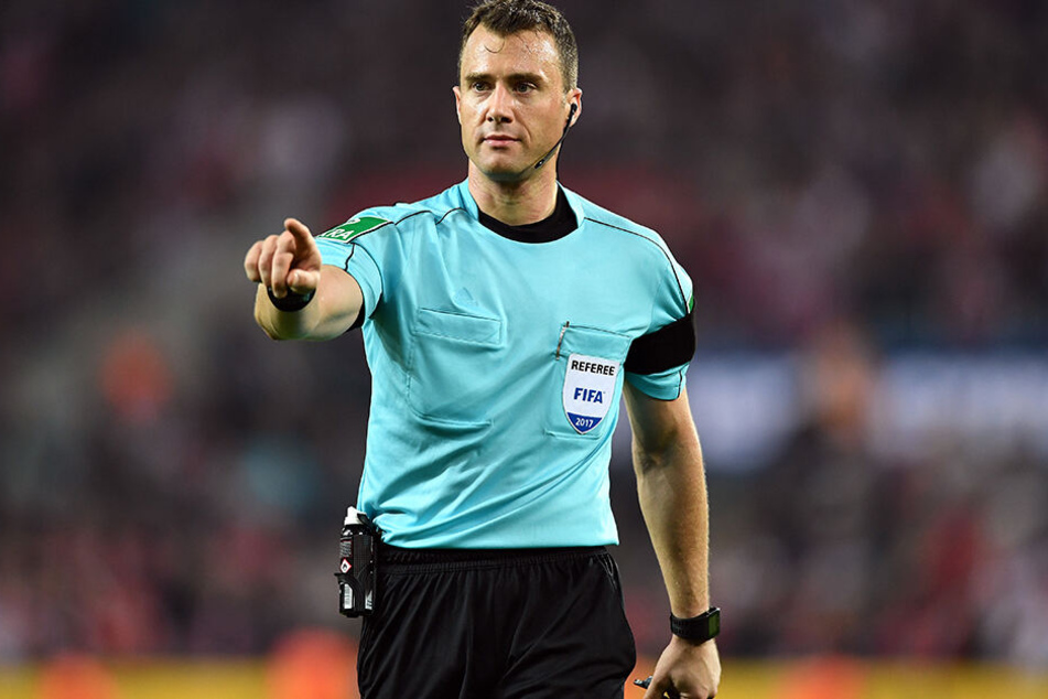 Schiedsrichter Felix Zwayer hat zum ersten Mal in der Geschichte des deutschen Fußballs einem Offiziellen die Rote Karte gezeigt.
