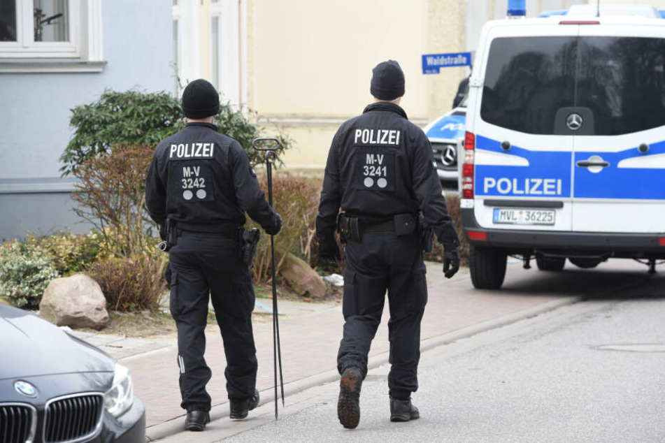 in Einsatzfahrzeug der Polizei steht vor einem Wohnhaus, in dem eine junge Frau tot aufgefunden wurde.