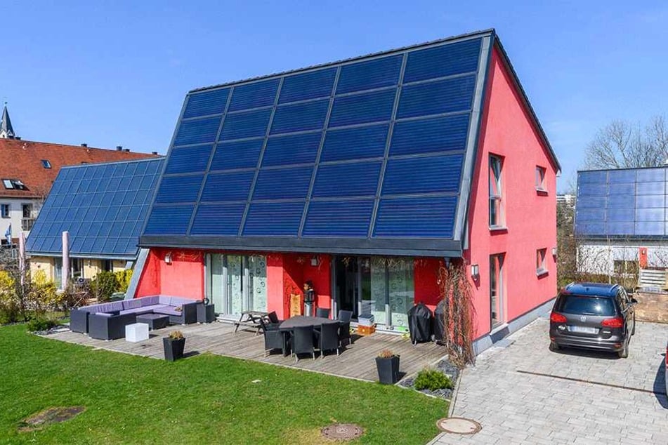 Volle Solar-Power können die FASA-Aktivsonnenhäuser im Rittergut Rabenstein abgreifen. Nur an der Zufahrt hapert es noch.